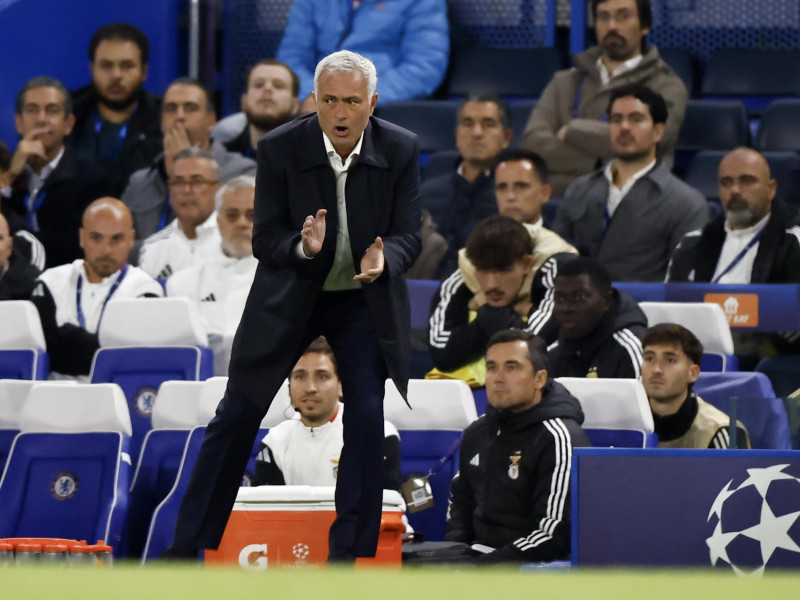 El entrenador del Benfica, José Mourinho, hace un gesto durante el partido de la fase de liga de la UEFA Champions League entre el Chelsea FC y el SL Benfica en Londres.