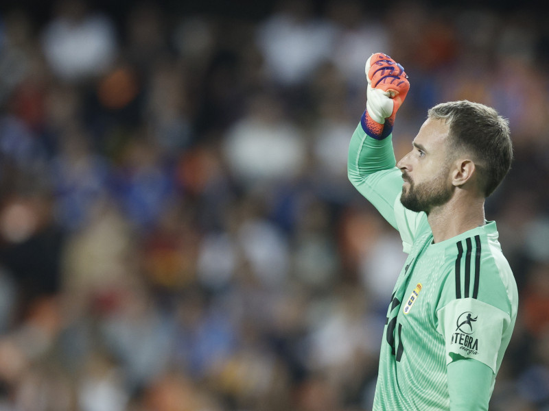 El portero del Oviedo (Escandell) celebra el penalti parado al Valencia