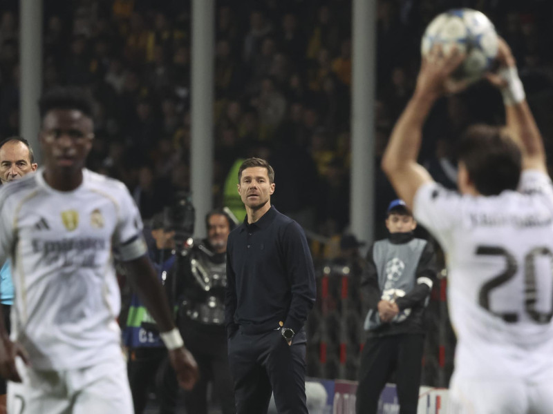 El entrenador del Real Madrid, Xabi Alonso (C), observa durante el partido de fútbol de la UEFA Champions League entre el Kairat Almaty y el Real Madrid