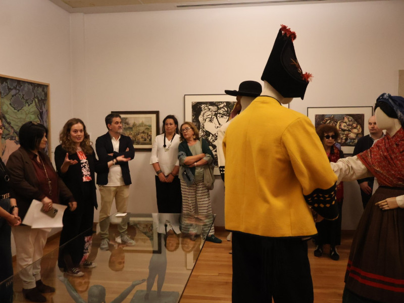 Os manequíns foron colocados ao carón das pinturas e das esculturas nas que están inspirados