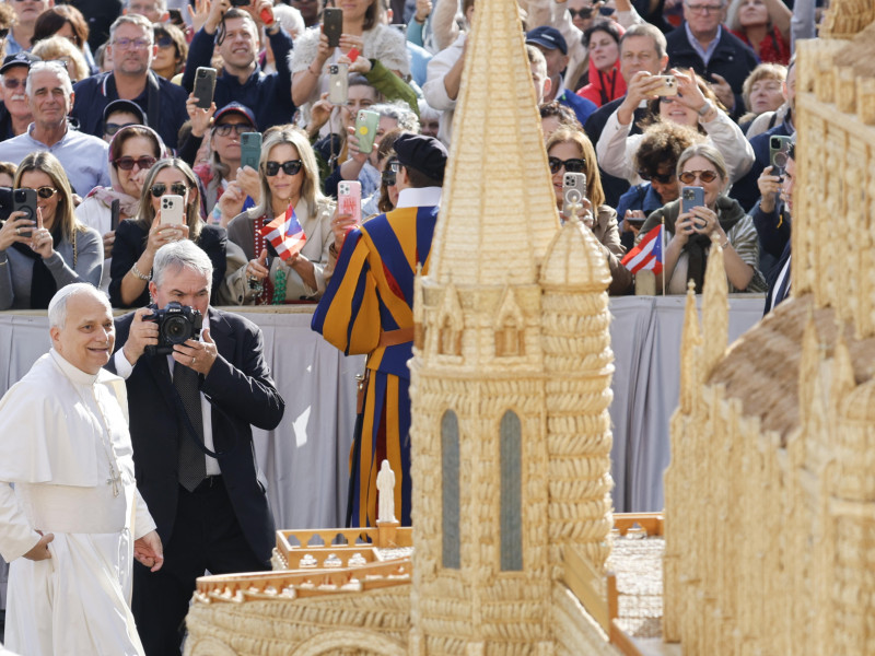 Vatican City (Vatican City State (Holy See)), 01/10/2025.- Pope Leo XIV inspects a reproduction of sanctuary of the Madonna of Lourdes made with ears of wheat during his weekly General Audience in St. Peter's Square, in Vatican City, 01 October 2025. (Papa) EFE/EPA/FABIO FRUSTACI