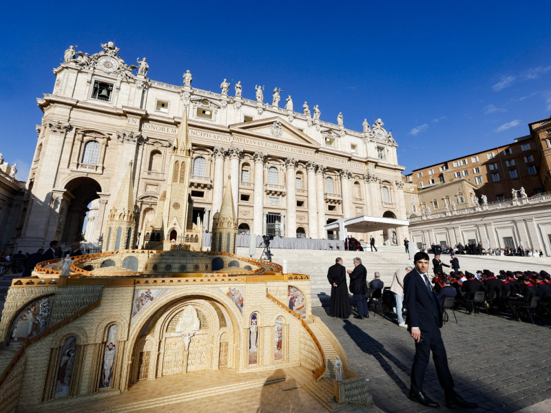 Vatican City (Vatican City State (Holy See)), 01/10/2025.- A reproduction of the sanctuary of the Madonna of Lourdes made with ears of wheat is displayd during the pope's weekly General Audience in St. Peter's Square, in Vatican City, 01 October 2025. (Papa) EFE/EPA/FABIO FRUSTACI
