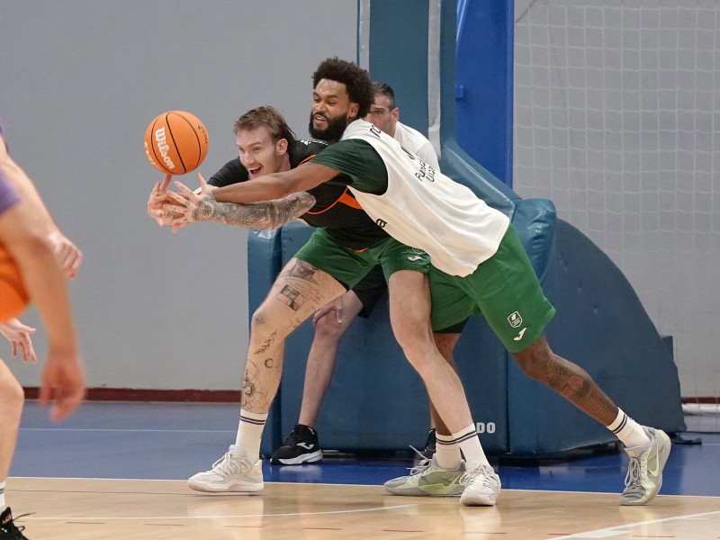 Olek Balcerowski y James Webb III pugan por un balón