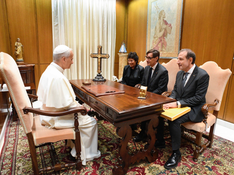 CIUDAD DEL VATICANO, 01/10/2025.- El papa León XIV conversa con el presidente de la Generalitat de Cataluña, Salvador Illa (2d), a quien ha recibido este miércoles en una audiencia privada Junto a ellos, la embajadora ante la SAnta Sede, Isabel Celaá y el conseller de Justicia y Calidad Democrática, Ramón Espadaler (d) . EFE/Vatican Media // SOLO USO EDITORIAL/SOLO DISPONIBLE PARA ILUSTRAR LA NOTICIA QUE ACOMPAÑA (CRÉDITO OBLIGATORIO)