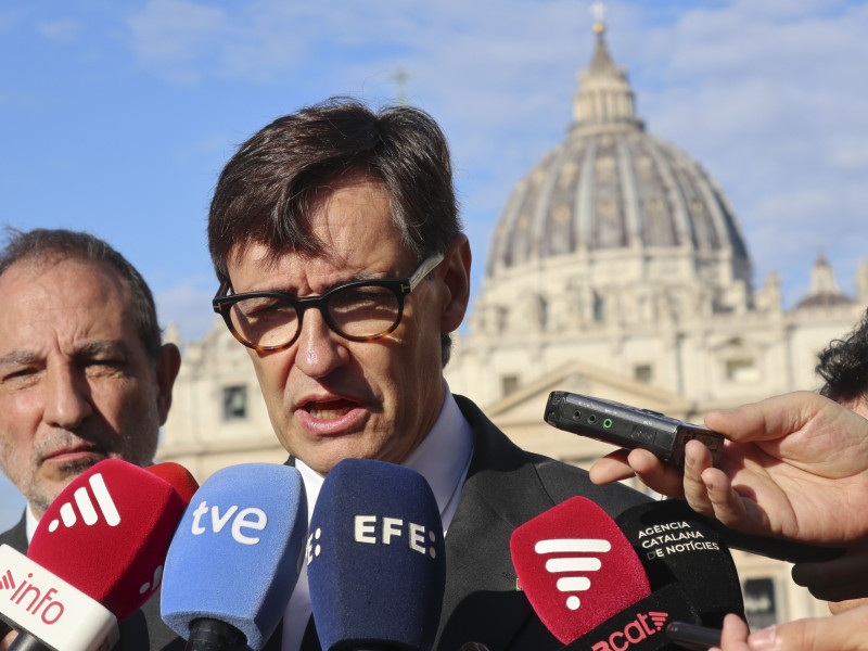 CIUDAD DEL VATICANO, 01/10/2025.-El presidente de la Generalitat de Cataluña, Salvador Illa, realiza declaraciones tras haber invitado este miércoles al papa León XIV a visitar la Sagrada Familia de Barcelona el próximo 10 de junio, durante una audiencia privada en el Vaticano en la que también abordaron la situación en la Franja de Gaza. "Le he trasladado la invitación para visitar Cataluña con motivo de la finalización de la torre de Jesús de la Sagrada Familia, el próximo 10 de junio, coincidiendo además con el centenario de la muerte de Antonio Gaudí", explicó Illa tras la reunión, aunque precisó que el pontífice no ha confirmado su asistencia.- EFE/ Daniel Cáceres