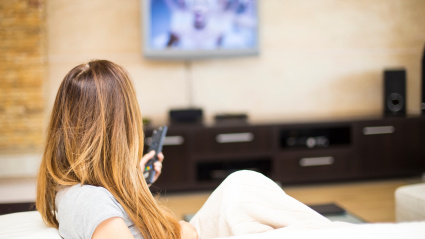 Una mujer mira la televisión