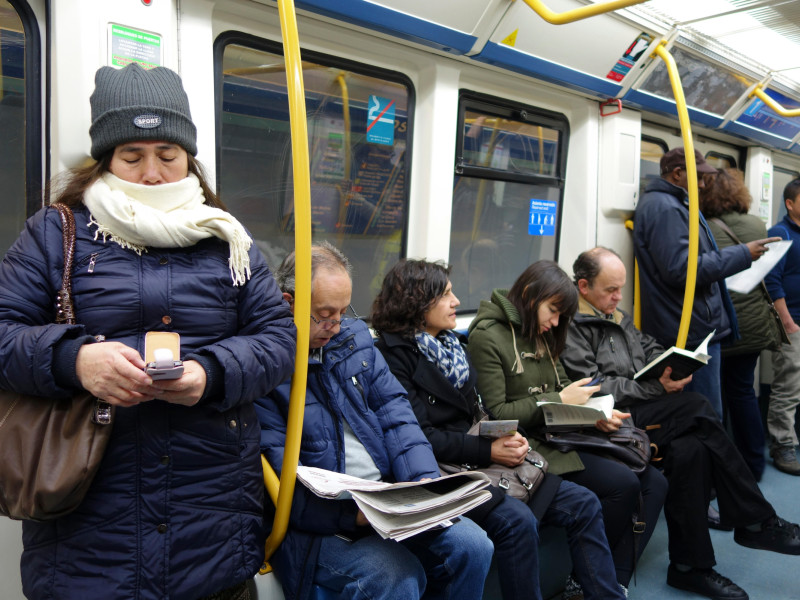 Pasajeros en el Metro de Madrid