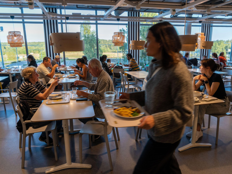 Varias personas en la zona de restauración de Ikea en Finlandia