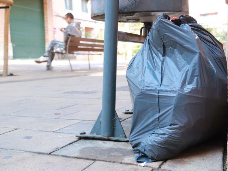Acumulación de basura junto a contenedores y papeleras en Vilafranca
