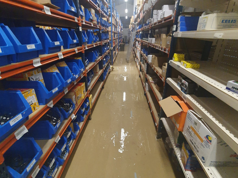 El agua no ha afectado a los suministros, aunque sí se ha inundado la nave