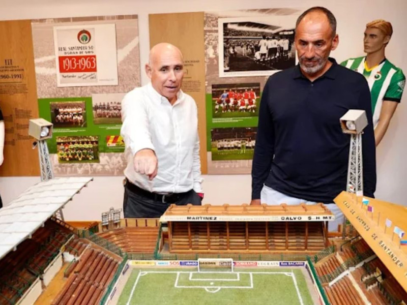 Manolo Higuera y Sebastián Ceria, junto a una maqueta del antiguo Sardinero
