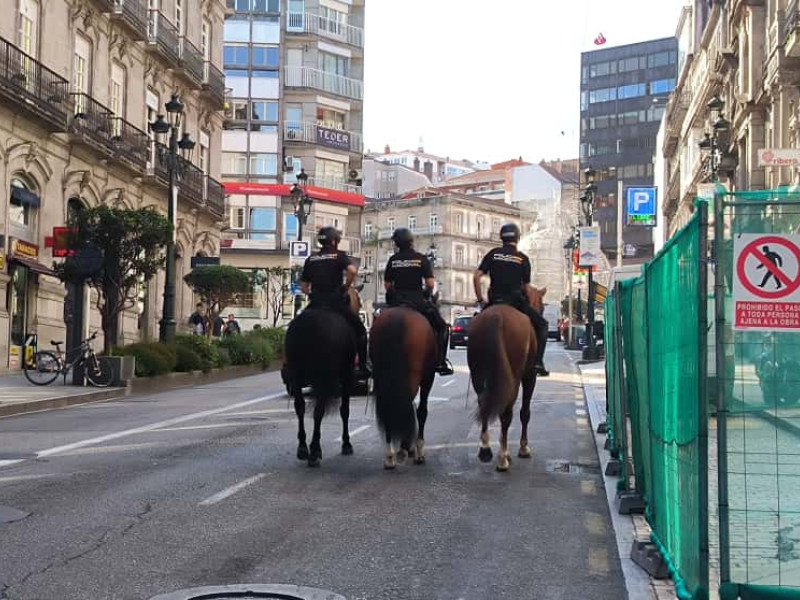 Policías a caballo por la calle Colón