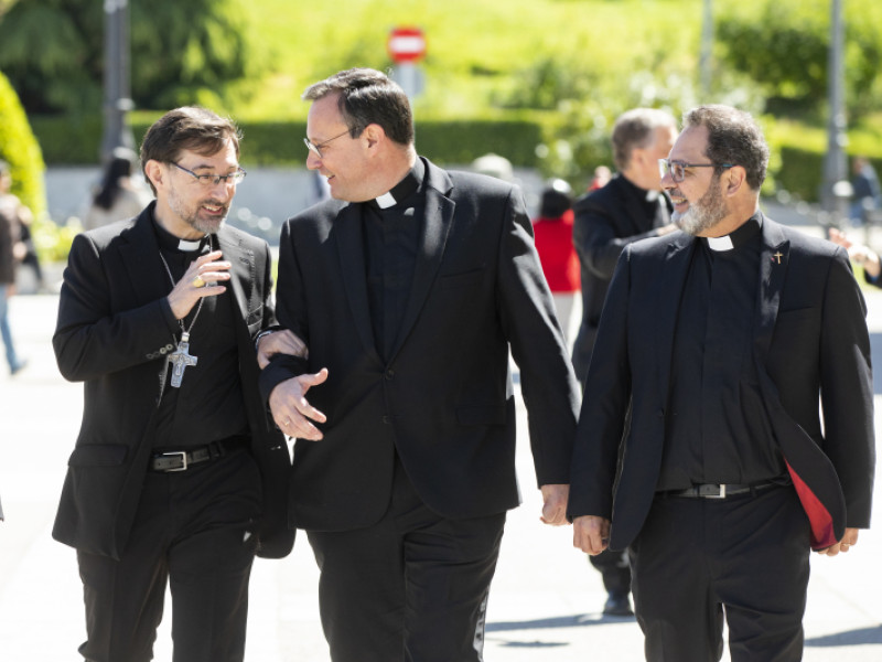 José Antonio Álvarez, obispo auxiliar de Madrid en el centro, junto al cardenal Cobo y Martín el día de su nombramiento