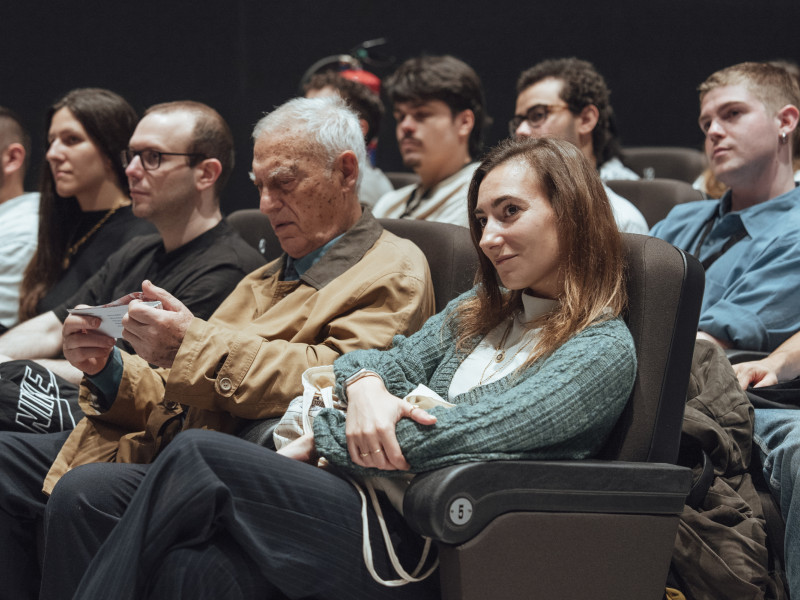 Proyección de película en una sala de cine en el Festival Interseccion de A Coruña. Público asistente