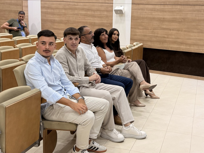 Imagen de la familia con su padre, también David, en el centro.
