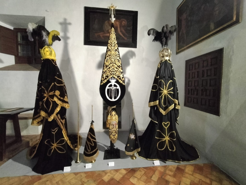 Dos de las chías de la Cofradía de la Soledad