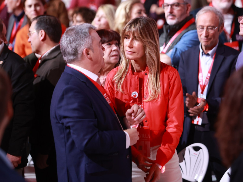 Begoña Gómez junto al exsecretario de Organización del PSOE, Santos Cerdán, durante la clausura del 41 Congreso Federal del PSOE