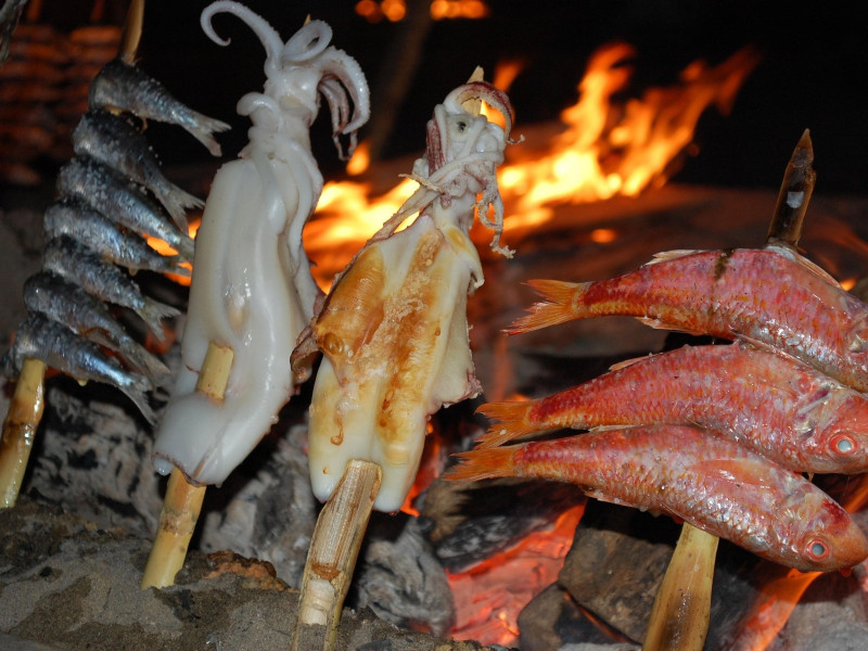 No solo las sardinas se espetan, también otros pescados y moluscos
