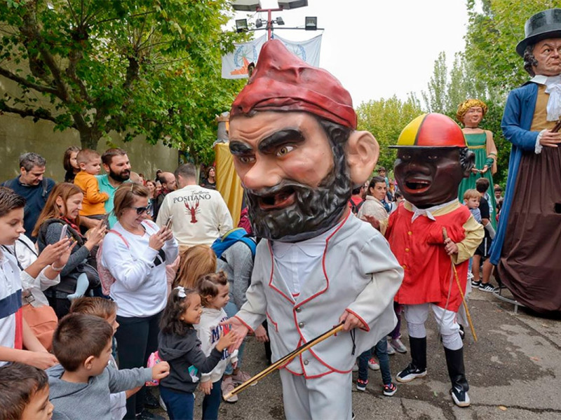 La salida de los Cabezudos es uno de los momentos más esperados por los niños.