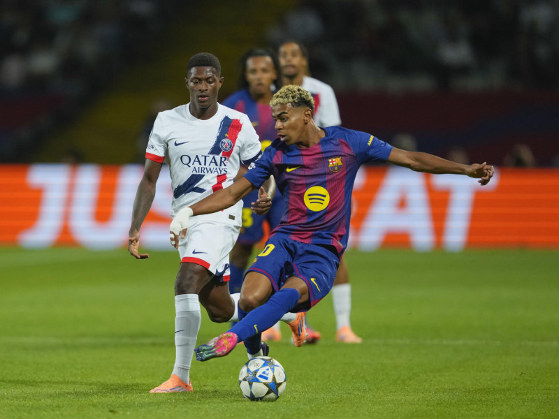 Lamine Yamine intenta regatear a Nuno Mendes durante el Barcelona - PSG