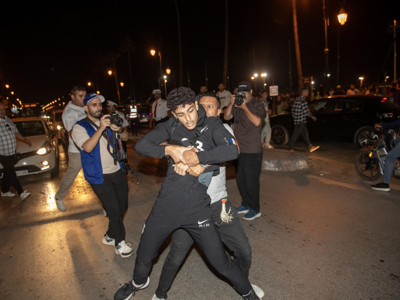 La policía detiene a una persona durante una manifestación en Rabat