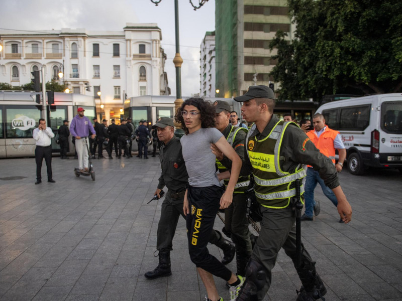 La policía detiene a una persona durante una manifestación en Rabat