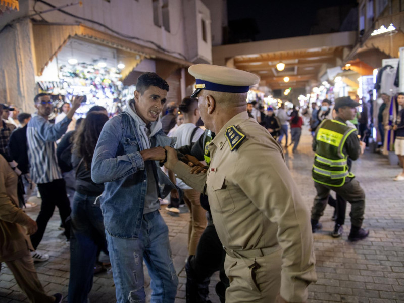 La policía detiene a una persona durante una manifestación en Rabat