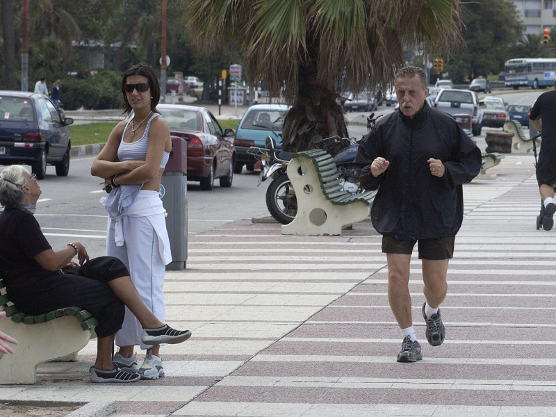 Persona mayor haciendo deporte