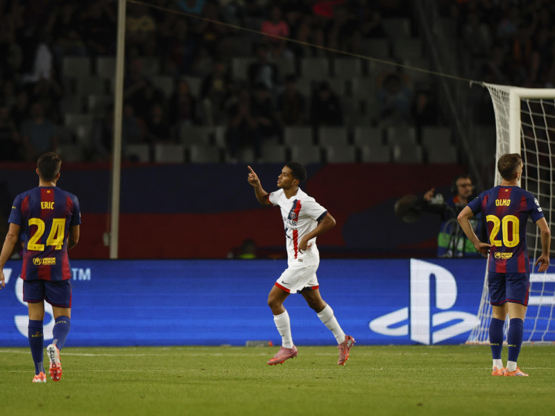 Eric García y Dani Olmo, cabizbajos tras el 1-1 del PSG ante el Barcelona