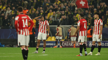 Los jugadores del Athletic, durante la derrota ante el Dortmund
