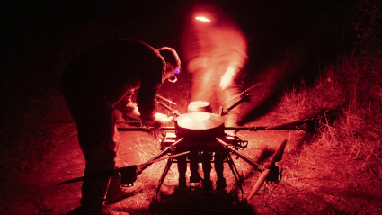 Militares ucranianos instalan un dron "Vampire" antes de despegar hacia la posición de las tropas rusas, en un lugar no revelado cerca del frente en dirección a Donetsk