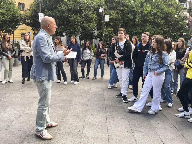 Alumnos y profesores del IES La Cabrera y el IES Montes Orientales en el barrio de Lavapiés