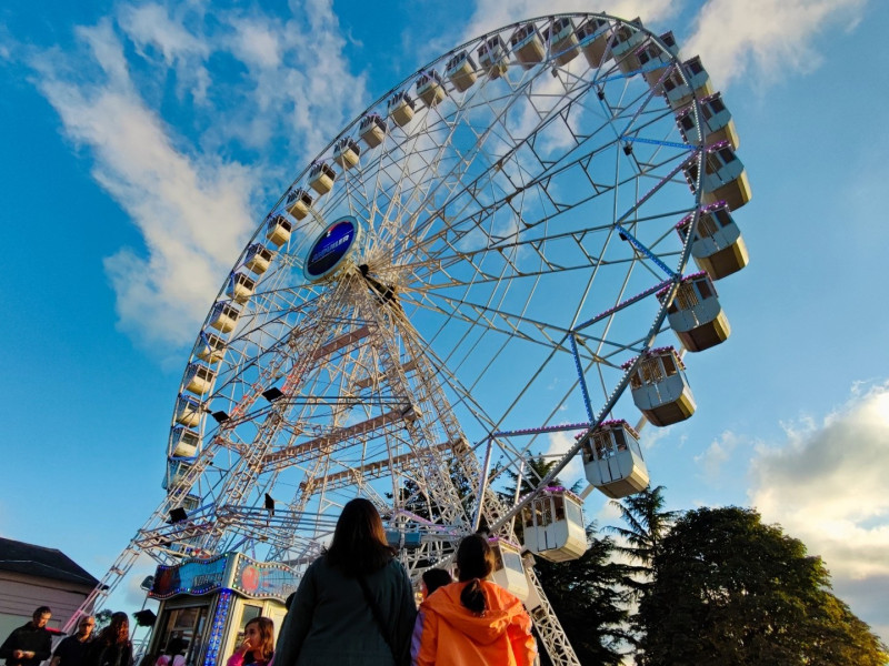 La noria se convierte en un extraordinario mirador por unos días, con unas vistas magníficas sobre el río Miño y su entorno