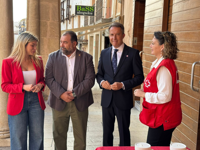 Fulgencio Gil, alcalde de Lorca, en un momento de conversación con los miembros de la Mesa de Cruz Roja y su presidente, Martín José Ruiz