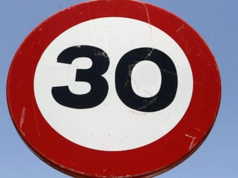 Señal de tráfico que establece un límite de velocidad de 30 kilómetros por hora