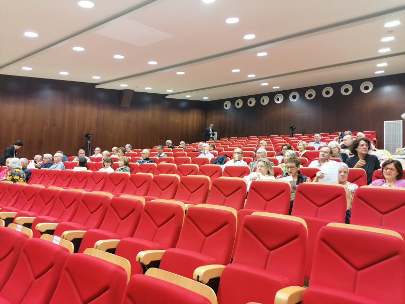 Los alumnos se han ido acomodando conforme llegaban a la inauguración