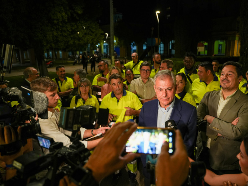 Los agentes cívicos de Sevilla con alcalde de la ciudad en el arranque del servicio nocturno
