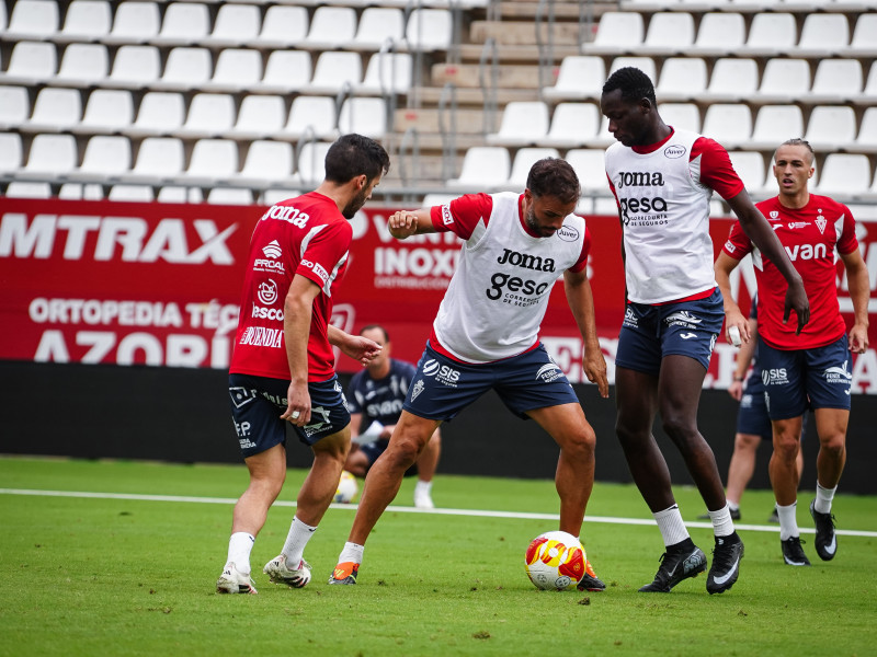 El Real Murcia se ha entrenado esta semana en el Enrique Roca