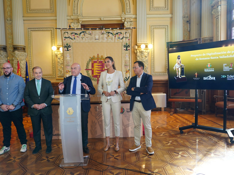 El alcalde de Valladolid, Jesús Julio Carnero, presenta el nuevo sistema de digitalización de las tallas históricas de la Semana Santa de la ciudad.