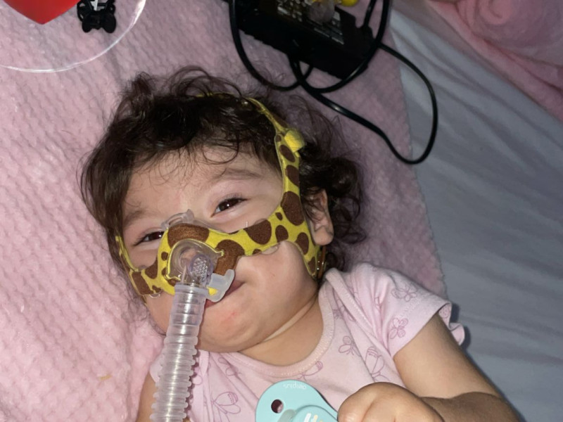 Adara en la cama