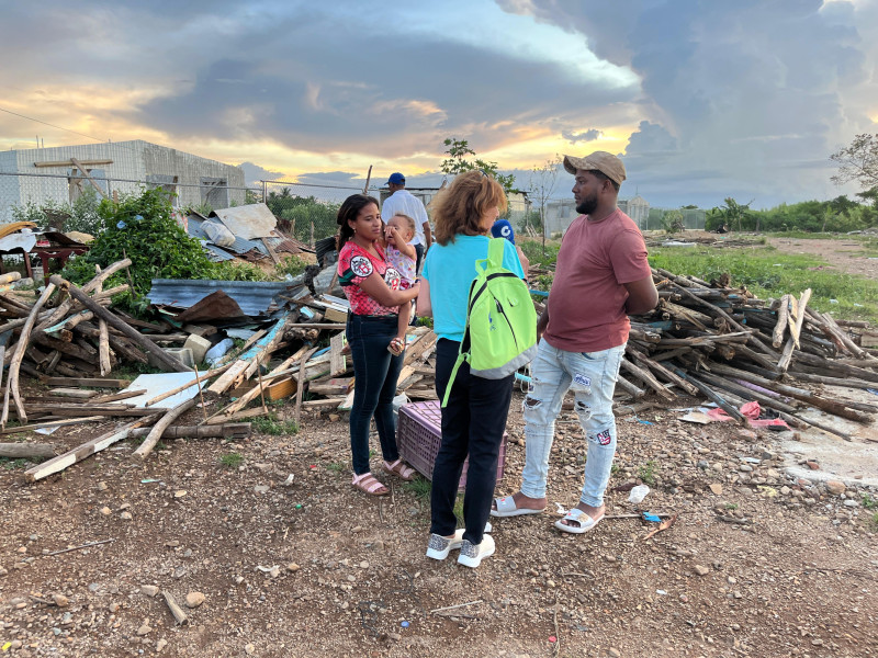 Patricia Rosety entrevistando a una de las familias desalojadas