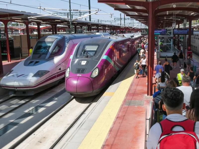 Tren AVLO en la estación