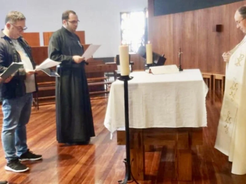 un padre y un hijo ordenados diáconos en la misma ceremonia