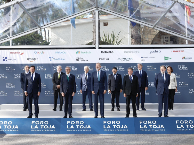 El Rey Felipe, junto a otras autoridades en la inauguración del Foro La Toja 2025