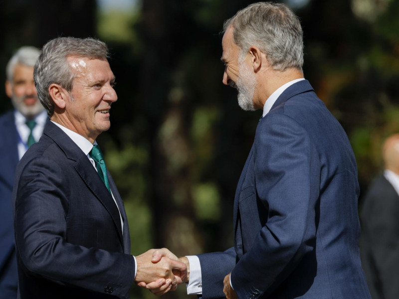 Felipe VI saluda al presidente de la Xunta de Galicia, Alfonso Rueda, en la inauguración del Foro La Toja 2025