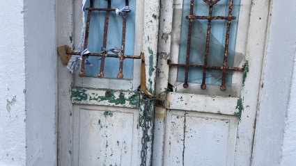 Puerta con candado en un edificio abandonado de A Coruña