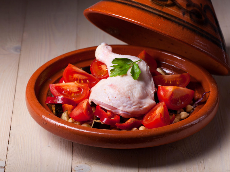 Tomate con pollo cocido en un Tajine de Marruecos
