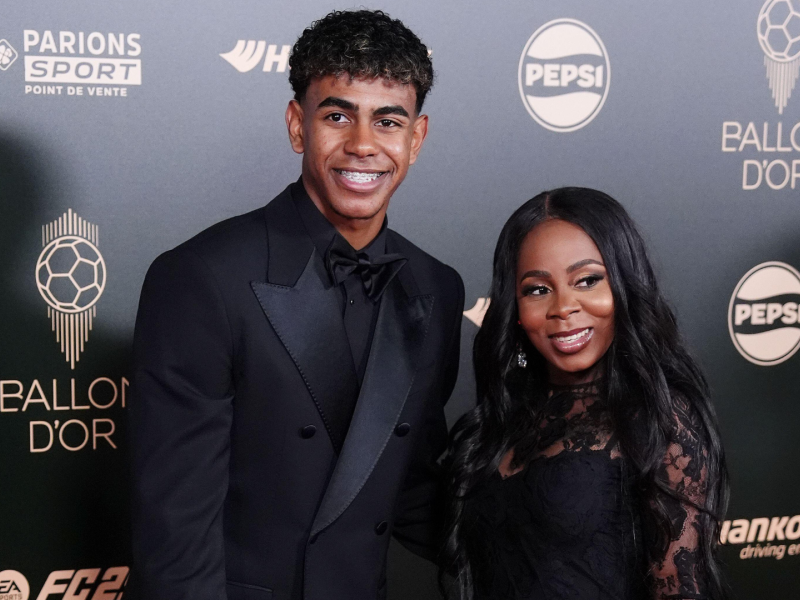 El jugador del Barcelona y la selección española Lamine Yamal con su madre Sheila Ebana