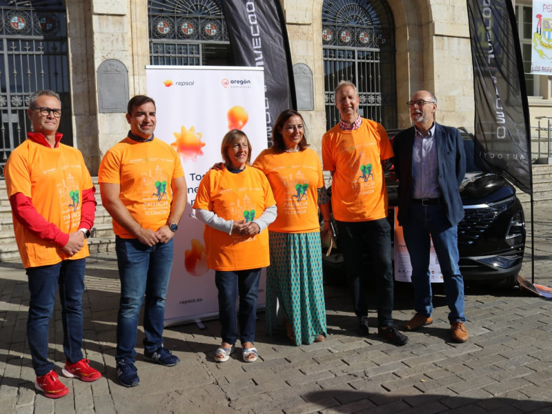 Un coche espera dueño en la Carrera contra el Cáncer de Palencia