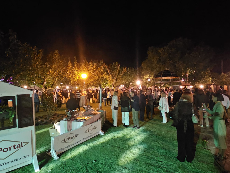 La original velada contó con más de 40 stands en los que se podían degustar productos gourmet.